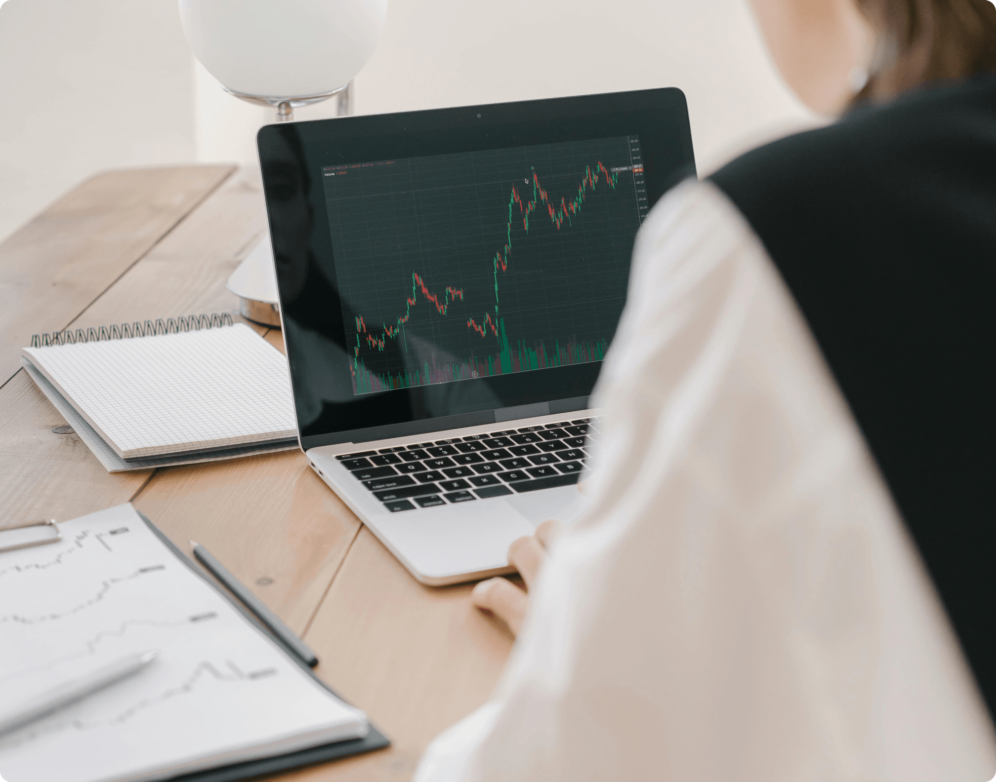Transfiere fondos fácilmente entre tus cuentas o con socios comerciales, gestionando fondos fiduciarios agregados sin procesar pagos directos de clientes.